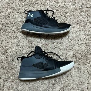 Boys black under armour high top tennis shoes size 7Y